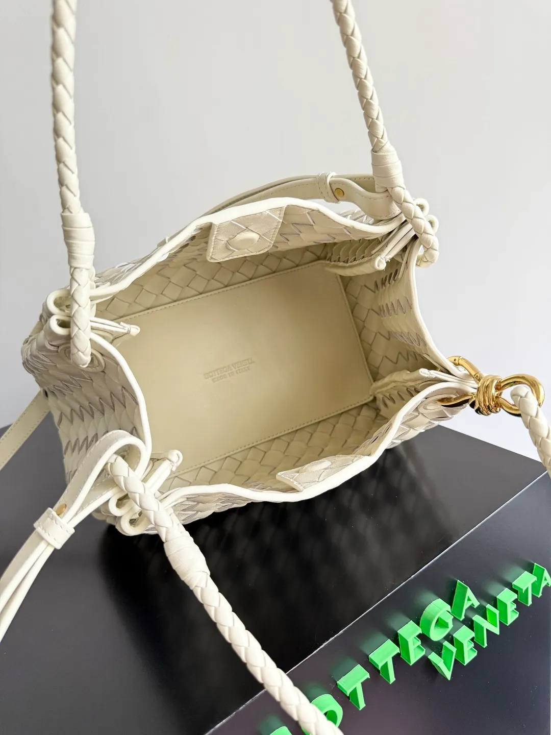 Batch 2060 BOTTEGA VENETA 2025 Autumn New Product Medium Parachuta The long-awaited new medium parachuta is here, with a unique appearance and iconic metal knots, and a whole piece of leather folds the four corners into a parachute shape! The exquisite Knot metal buckle is like putting jewelry on a bag. It is high-end and elegant. Its super capacity can hold all your things! The overall effect of this bag is very different from before. It is neither too delicate to provide a large capacity nor too bulky because of its practicality. It simply provides a perfectly suitable bag for casual and simple people👜 Style number: 835921 Size: 29.5*18.5*17.5cm